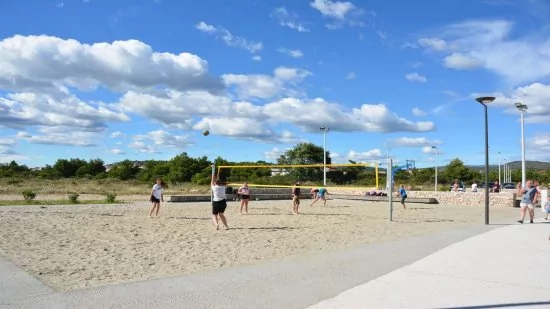 Sportovní vyžití na pláži Rezaliště v Brodarica.