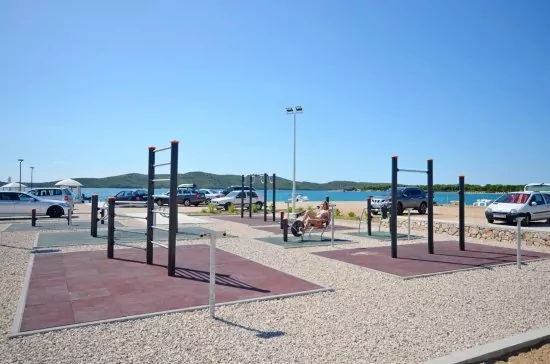 Sportovní vyžití na pláži Rezaliště v Brodarica.
