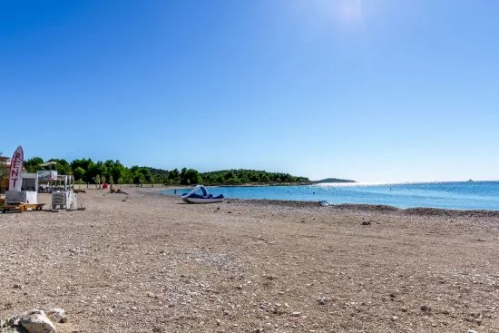 Rogoznica - oblázková pláž 300 m od objektu.