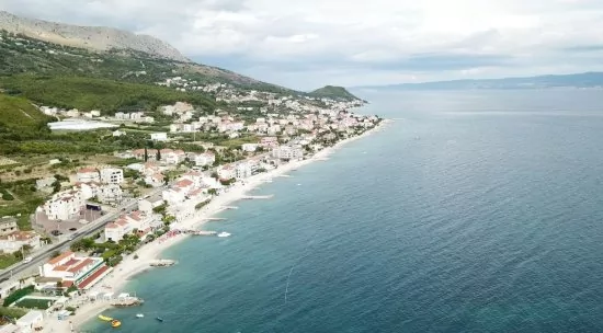 Letecký pohled na pobřeží a město Podstrana.