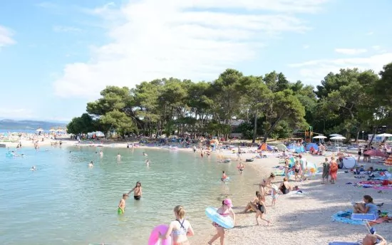 Oblázková pláž ve městě Krk s pozvolným vstupem
