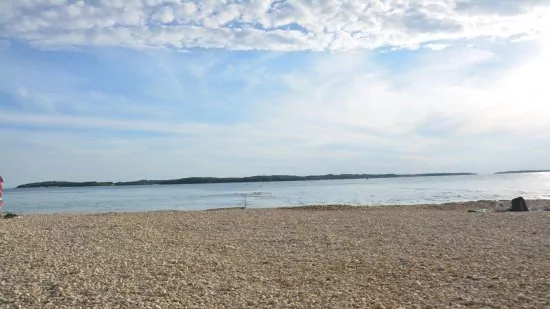 Fažana - oblázková pláž 400 m  pěší chůzí od objektu.