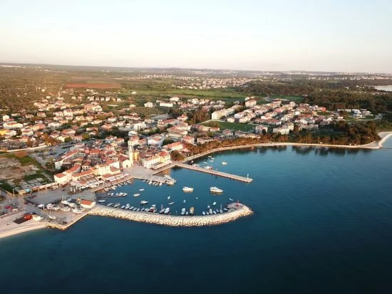 Fažana - letecký pohled na pobřeží a město.