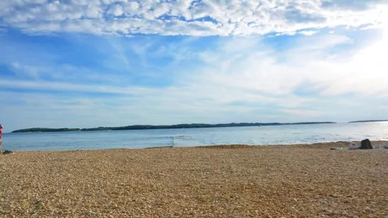 Fažana - oblázková pláž s pozvolným vstupem do moře.