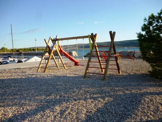 Seline dětské hřiště při pobřeží.