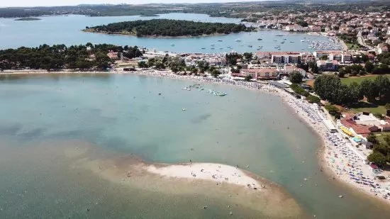 Medulin - letecký pohled na pobřeží a město.