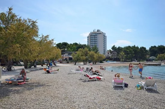 Oblázková pláž ve městě Vodice.