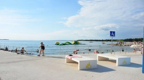 Štinjan - pláž je vybavena bezbariérovými vstupy do moře.