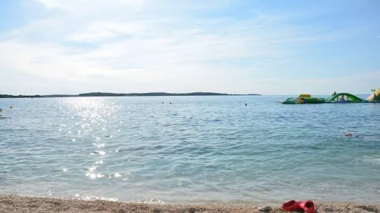 Štinjan - oblázková pláž s pozvolným vstupem do moře.