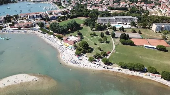 Medulin - letecký pohled na pobřeží a město.