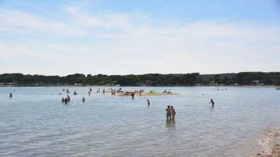 Medulin - písečná pláž s pozvolným vstupem do moře.