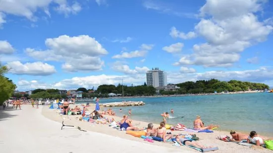 Oblázková pláž ve městě Vodice