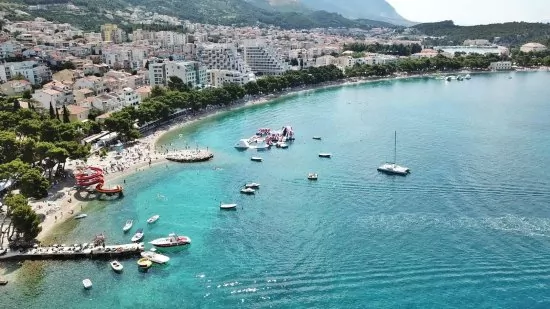 Makarska - letecký pohled na pobřeží a město.