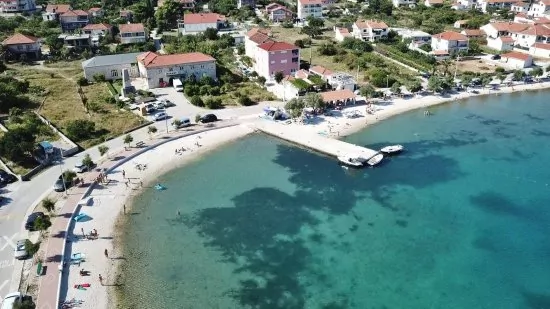 Vinišće - letecký pohled na pobřeží a zátoku.