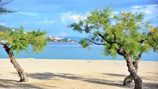 Písčito oblázkové pláže podél pobřeží města Omiš.