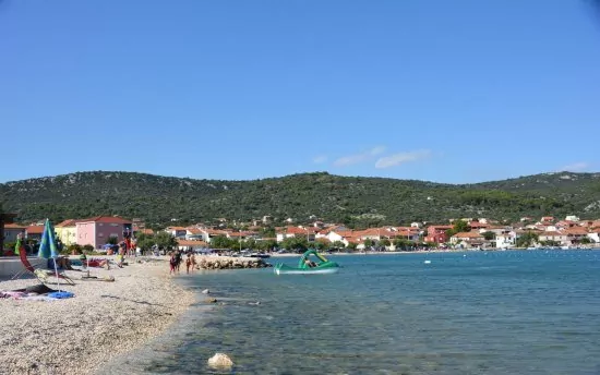 Snímky z oblázkové pláže a centra Vinišće 3 km od objektu.