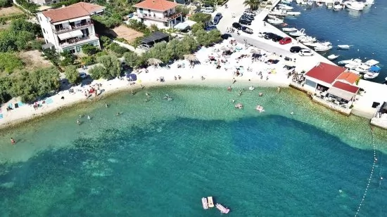 Seget Vranjica - letecký pohled na pláž a pobřeží.