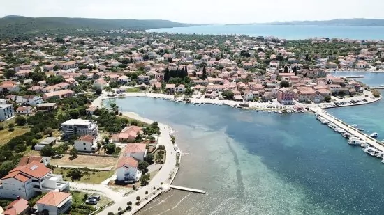 Sukošan - letecký pohled na pobřeží a město.