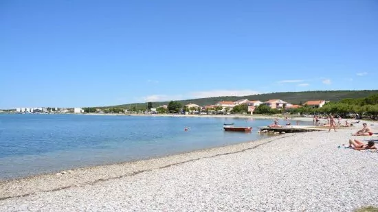 Sukošan - oblázková pláž podél pobřeží.