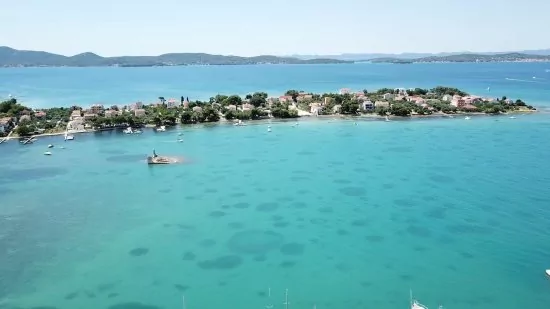 Sukošan - letecký pohled na pobřeží a město.