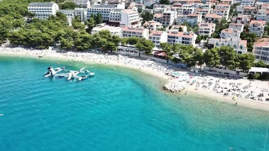 Makarska - letecký pohled na pobřeží a město.