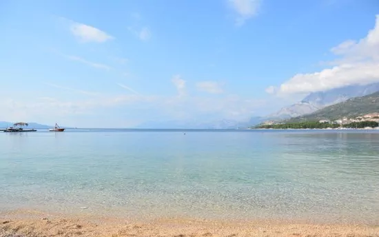 Makarska - oblázková pláž s pozvolným vstupem do moře.