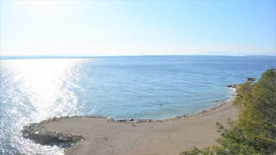 Crikvenica oblázková pláž 400 m od objektu.
