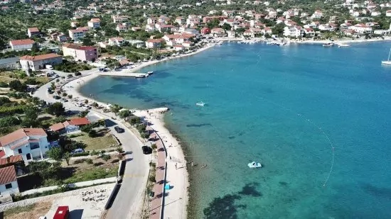 Vinišće - letecký pohled na pobřeží a pláž.