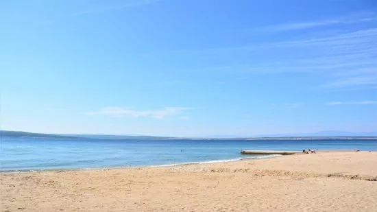 Crikvenica s oblázkovou pláží a pozvolným vstupem do moře.