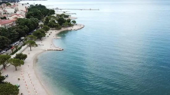 Letecký pohled na pobřeží a město Crikvenica.