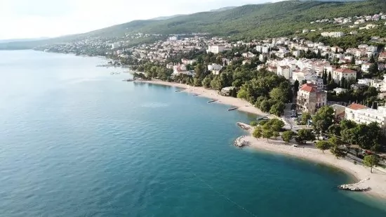 Letecký pohled na pobřeží a město Crikvenica.