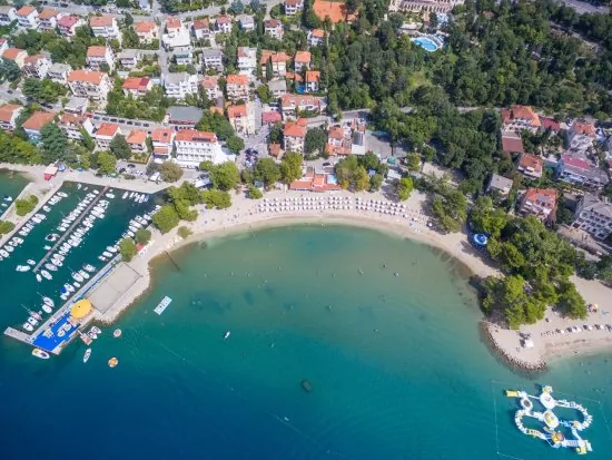 Letecký pohled na pobřeží a město Crikvenica.