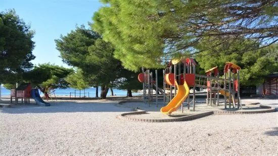 Dětské hřiště v blízkosti pláže.