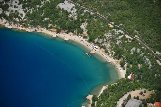 Dramalj - letecký pohled na oblázkovou pláž.