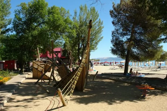Crikvenica dětské hřiště u pláže.