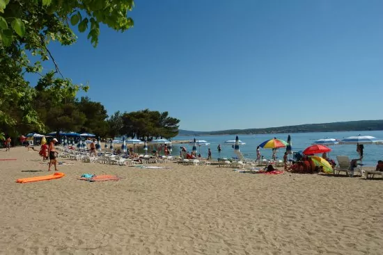 Crikvenica písčitá pláž s pozvolným vstupem do moře.