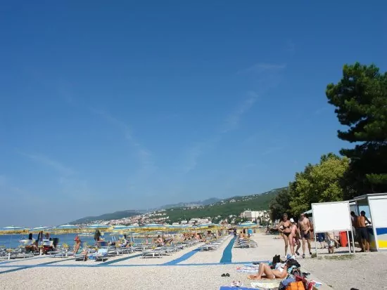 Oblázková pláž s pozvolným vstupem do moře ve městě Selce.