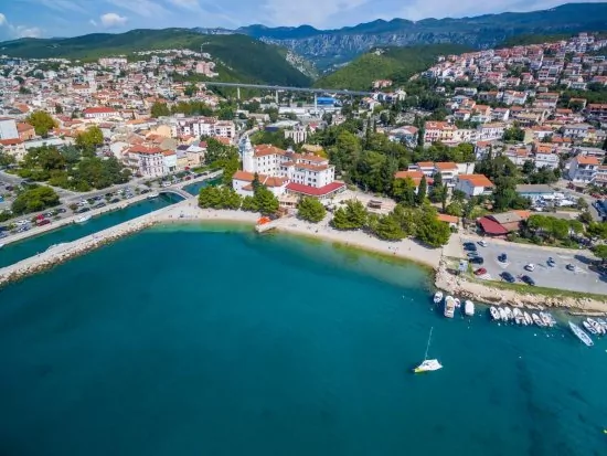 Crikvenica letecký pohled na pobřeží a město.