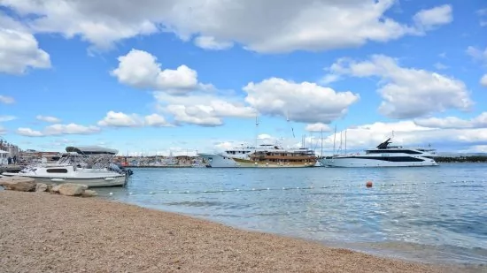 Vodice oblázková pláž s pozvolným vstupem do moře.