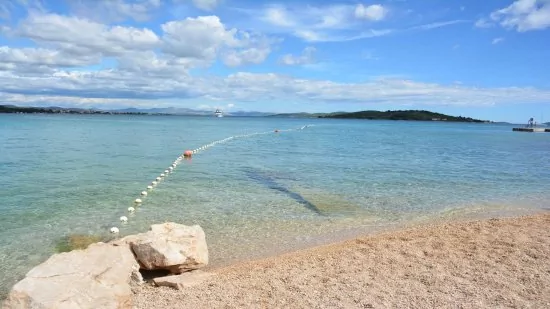 Vodice oblázková pláž.