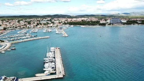 Vodice letecký pohled na pobřeží a město.