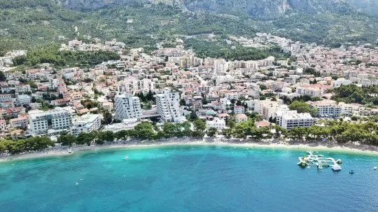 Makarska letecký pohled na pobřeží a město.