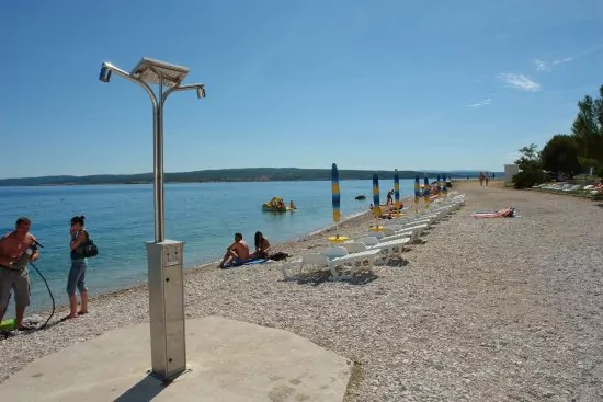 Crikvenica pláž s pozvolným vstupem do moře.