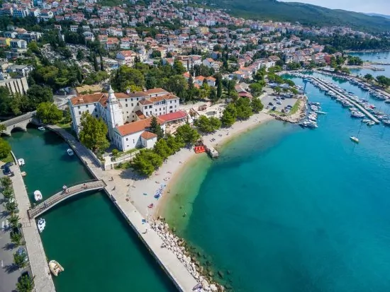 Crikvenica letecký pohled na město a pobřeží.