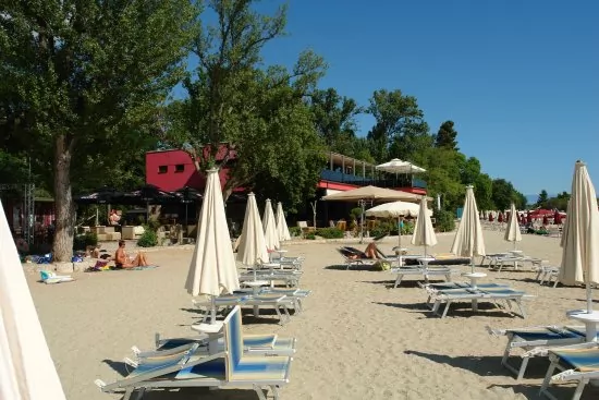 Písečná pláž ve městě Crikvenica.