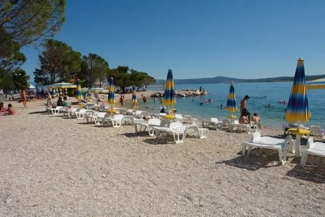 Crikvenica oblázková pláž s pozvolným vstupem do moře.