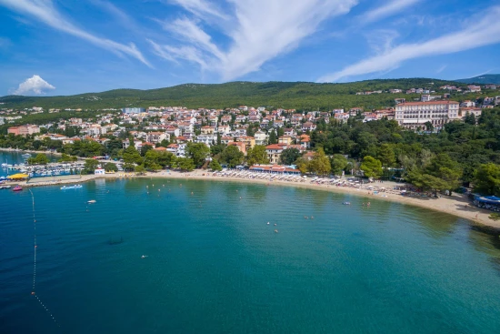 Crikvenica letecký pohled na pobřeží a město.