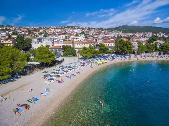 Crikvenica letecký pohled na pobřeží a město.