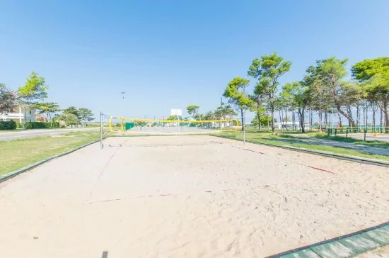 Sportovní hřiště blízko Sabunike pláže.