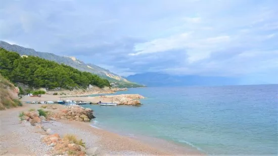 Lokva Rogoznica oblázková pláž.